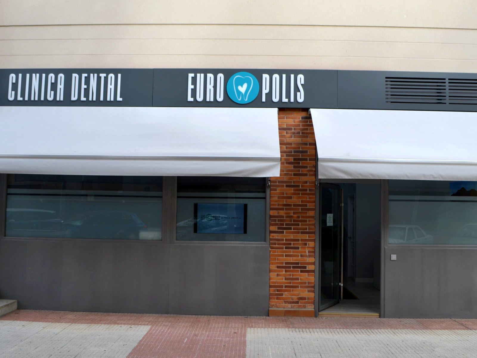 Fachada de la Clínica Dental Europolis en Las Rozas de Madrid